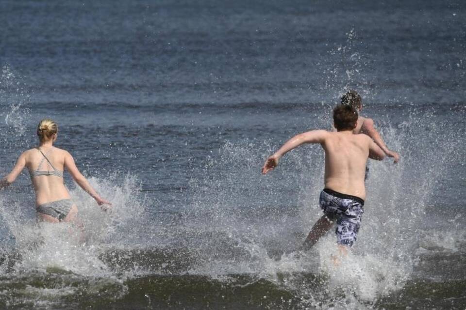 Leute laufen ins Meer Leute laufen ins Meer