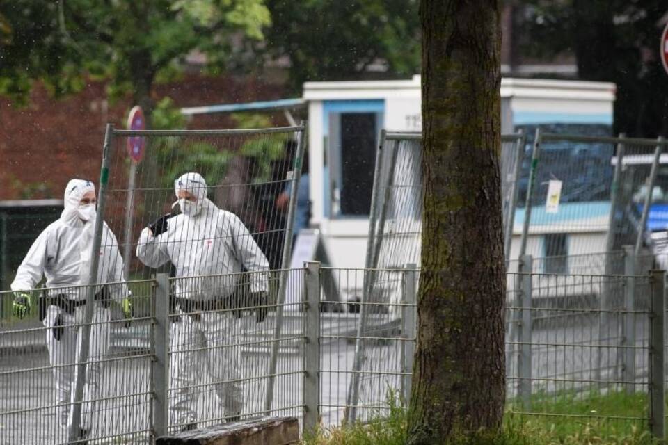 Polizei in Schutzanzügen Polizei in Schutzanzügen
