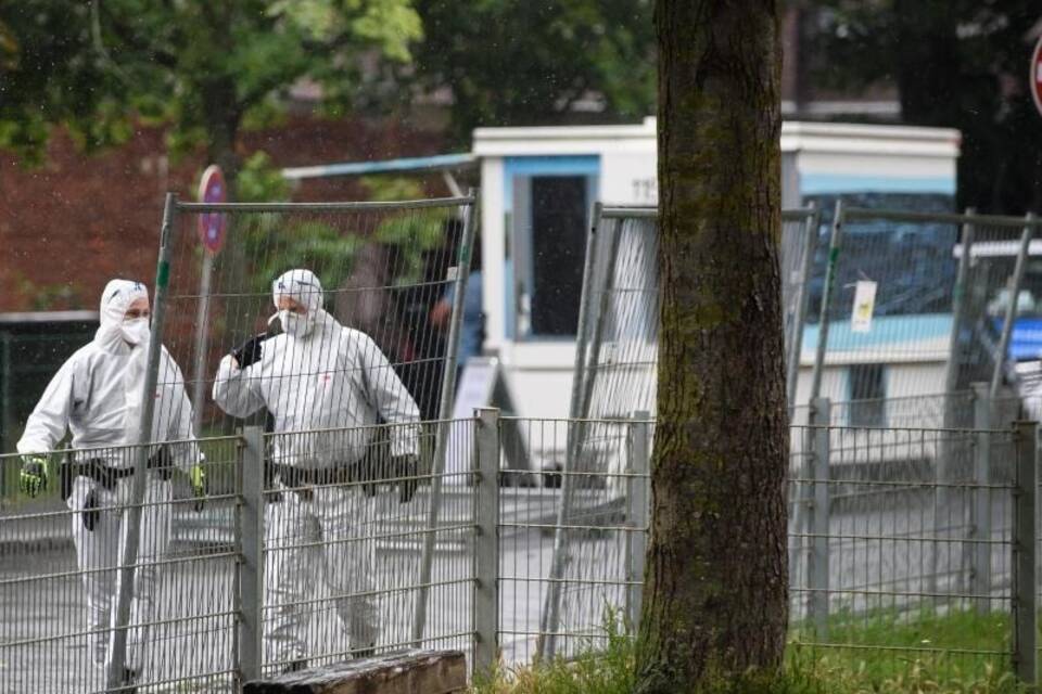 Polizei in Schutzanzügen