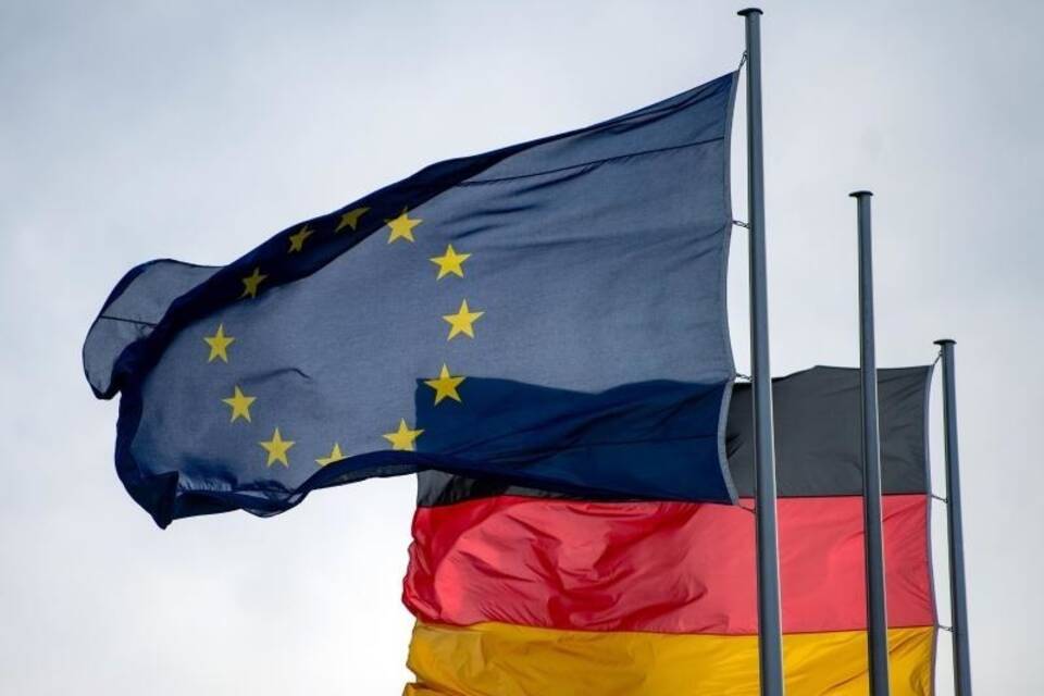 Flaggen von EU und Deutschland
