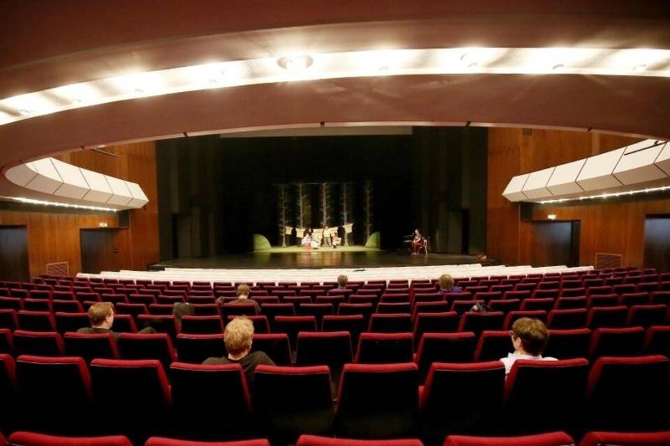 KINA - Umarmung im Theater trotz Corona KINA - Umarmung im Theater trotz Corona