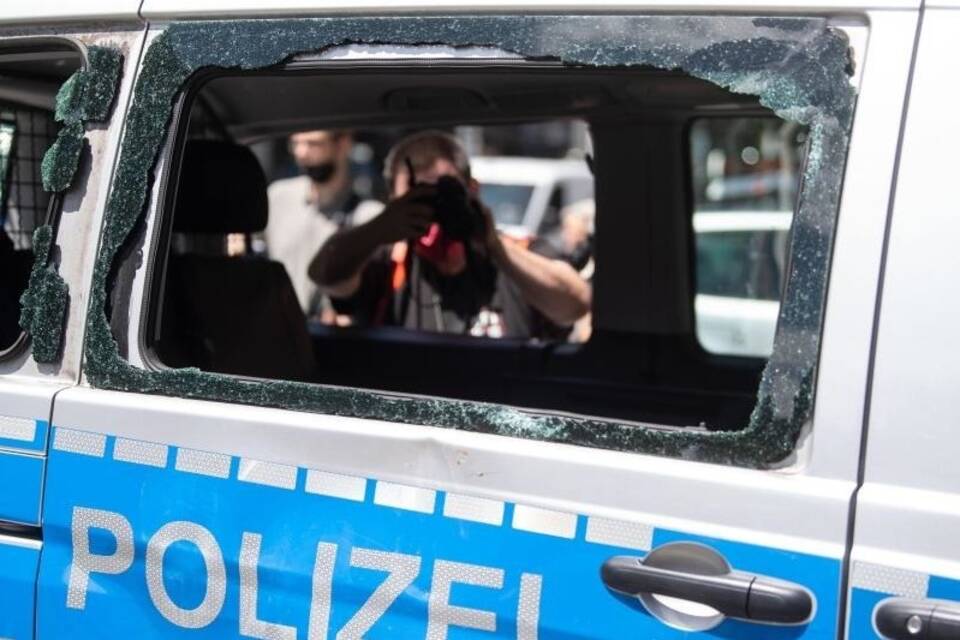 Randale am Streifenwagen Randale am Streifenwagen
