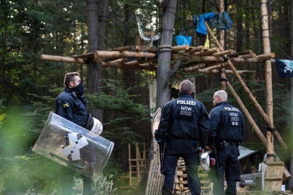 Polizisten im Hambacher Forst