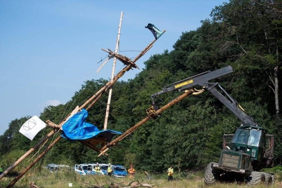 Ein Holzvollernter räumt eine Barrikade weg