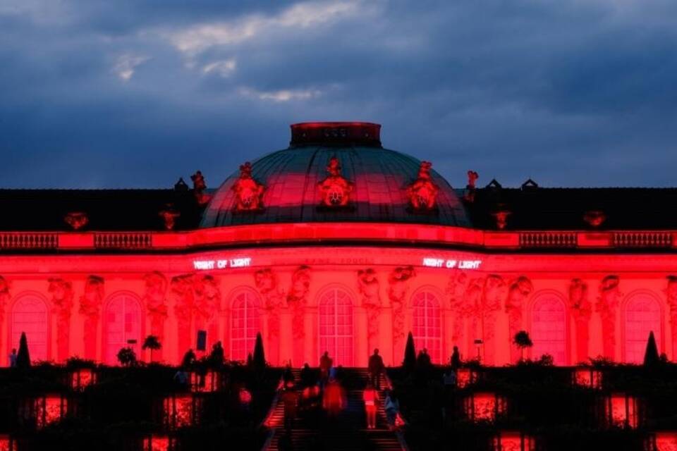 Lichter färben Gebäude rot