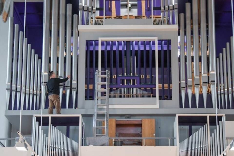 Eine Orgel wird auseinandergebaut