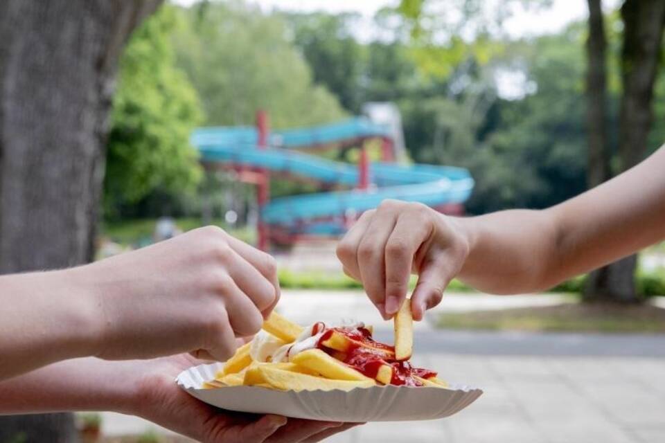 Pommes im Freibad