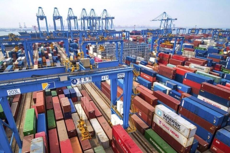 Containerterminal im chinesischen Qingdao Containerterminal im chinesischen Qingdao