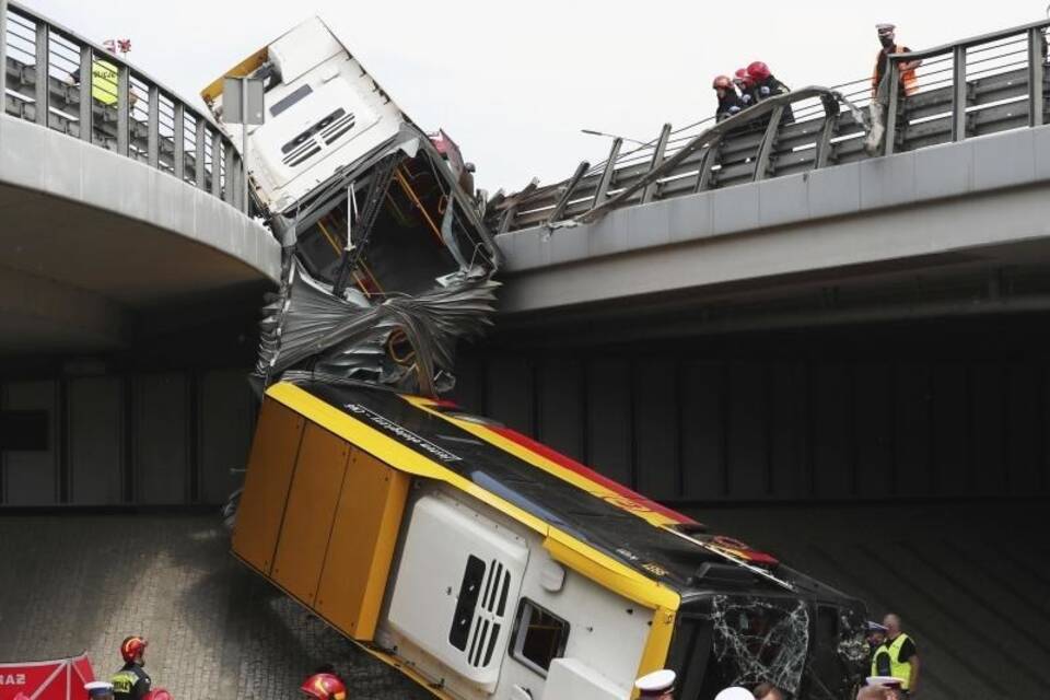 Bus stürzt in Warschau von Überführung Bus stürzt in Warschau von Überführung