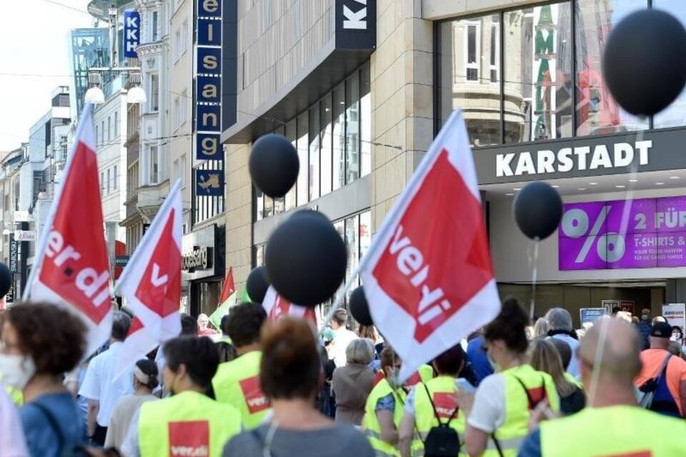 Demonstration Demonstration