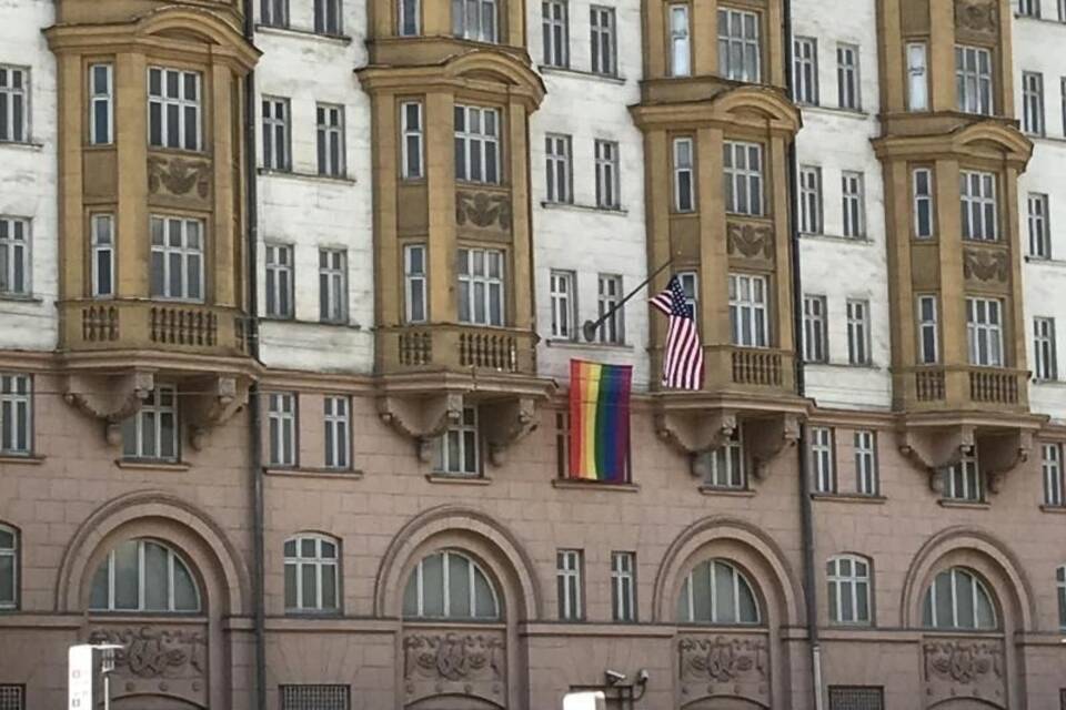 Regenbogenfahne an US-Botschaft Regenbogenfahne an US-Botschaft