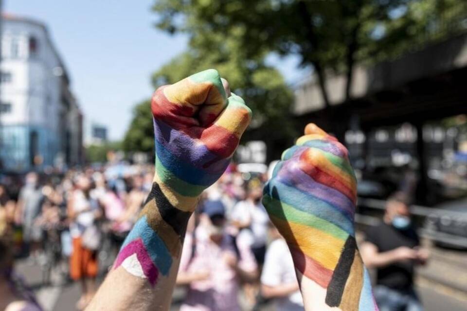 Hände in Regenbogenfarben