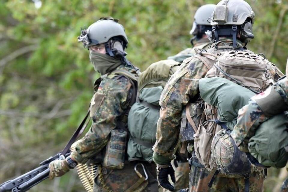 KSK-Fallschirmjäger bei Großübung