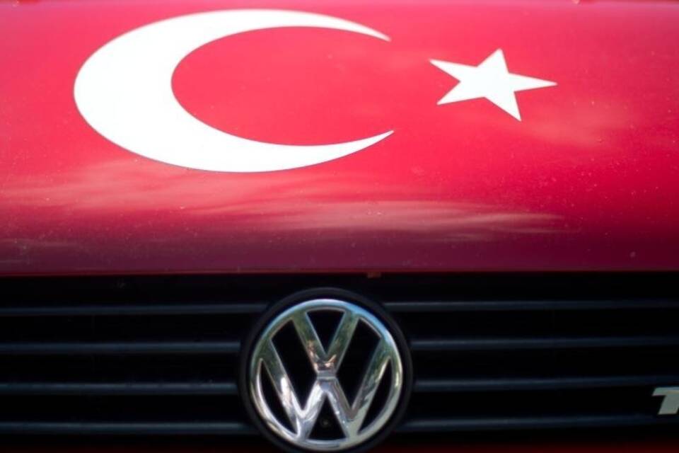 Türkische Flagge auf Motorhaube Türkische Flagge auf Motorhaube