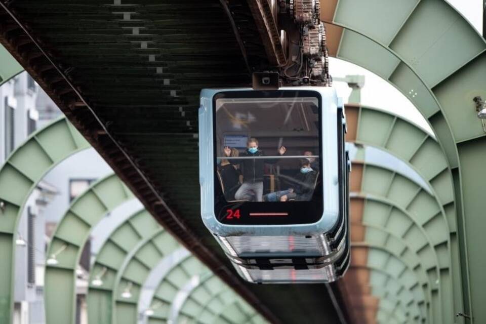 Stillstand der Wuppertaler Schwebebahn