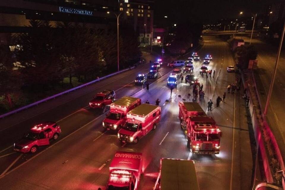 Auto fährt in Demonstranten