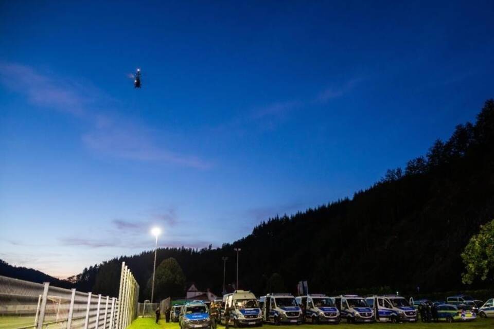 Suche auch mit dem Hubschrauber Suche auch mit dem Hubschrauber