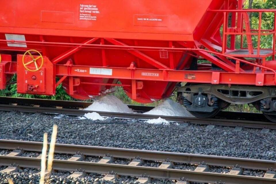 Güterzug verliert weißes Pulver Güterzug verliert weißes Pulver