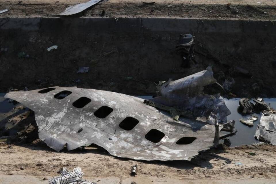 Passagierflugzeug nahe Teheran abgestürzt Passagierflugzeug nahe Teheran abgestürzt