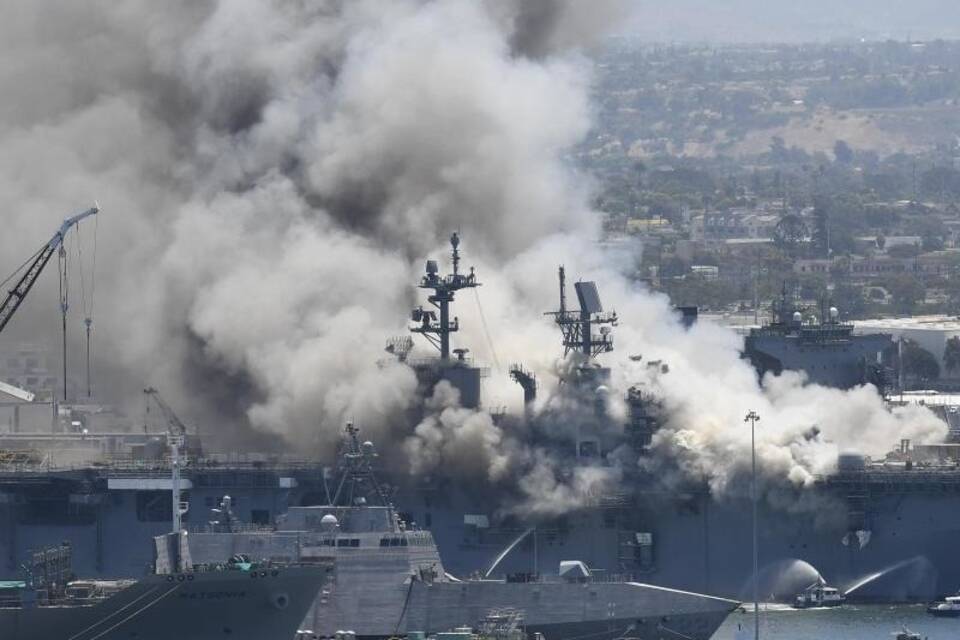 Feuer auf US-Kriegsschiff Feuer auf US-Kriegsschiff