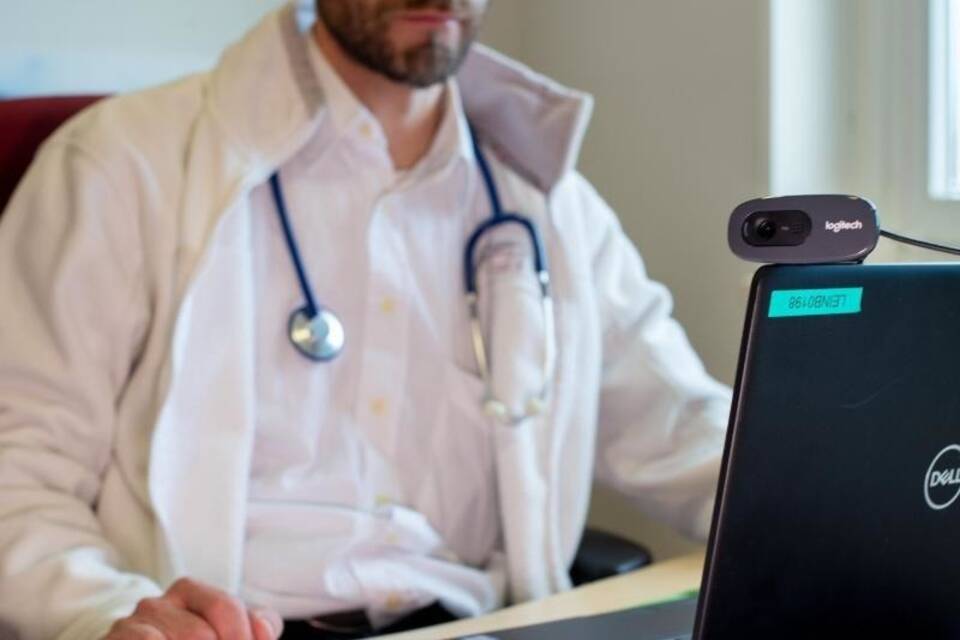 Ein Arzt vor seinem Laptop