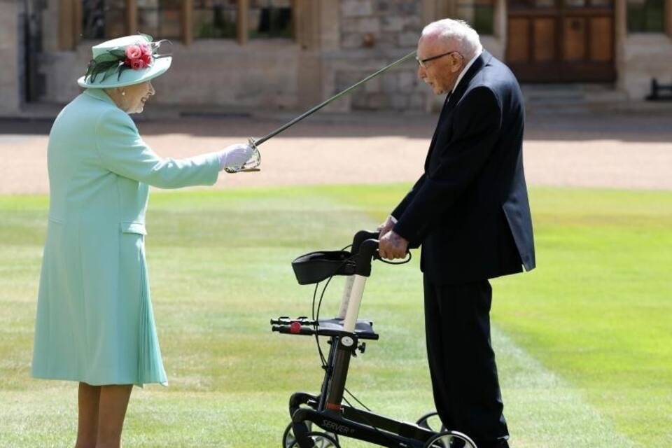 Queen schlägt Spendensammler Moore zum Ritter Queen schlägt Spendensammler Moore zum Ritter