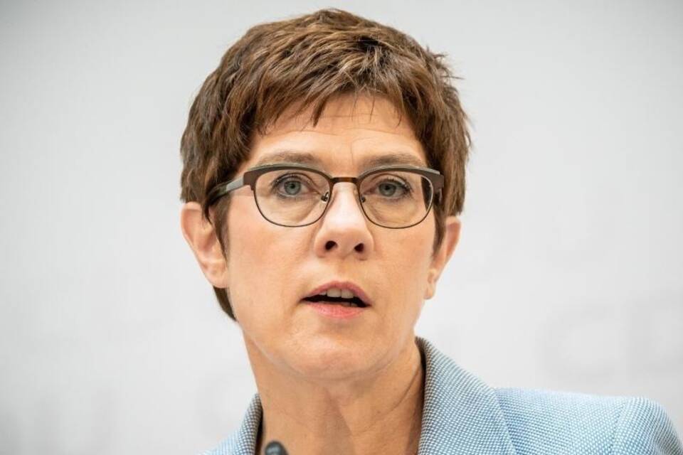 Kramp-Karrenbauer für mehr Schutz von Kommunalpolitikern