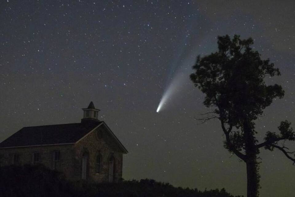 Gut sichtbarer Komet