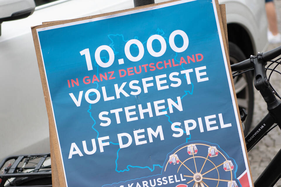 Ein Plakat «10.000 Volksfeste stehen auf dem Spiel»