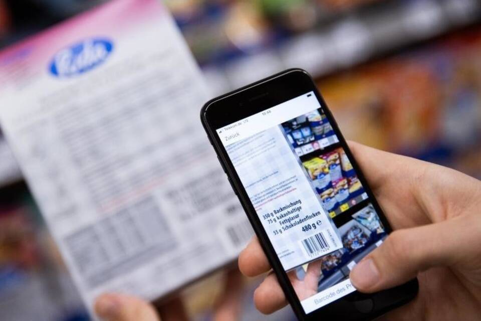 Handy beim Einkaufen Handy beim Einkaufen