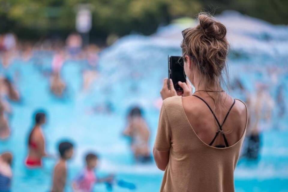 Junge Frau mit Handy Junge Frau mit Handy