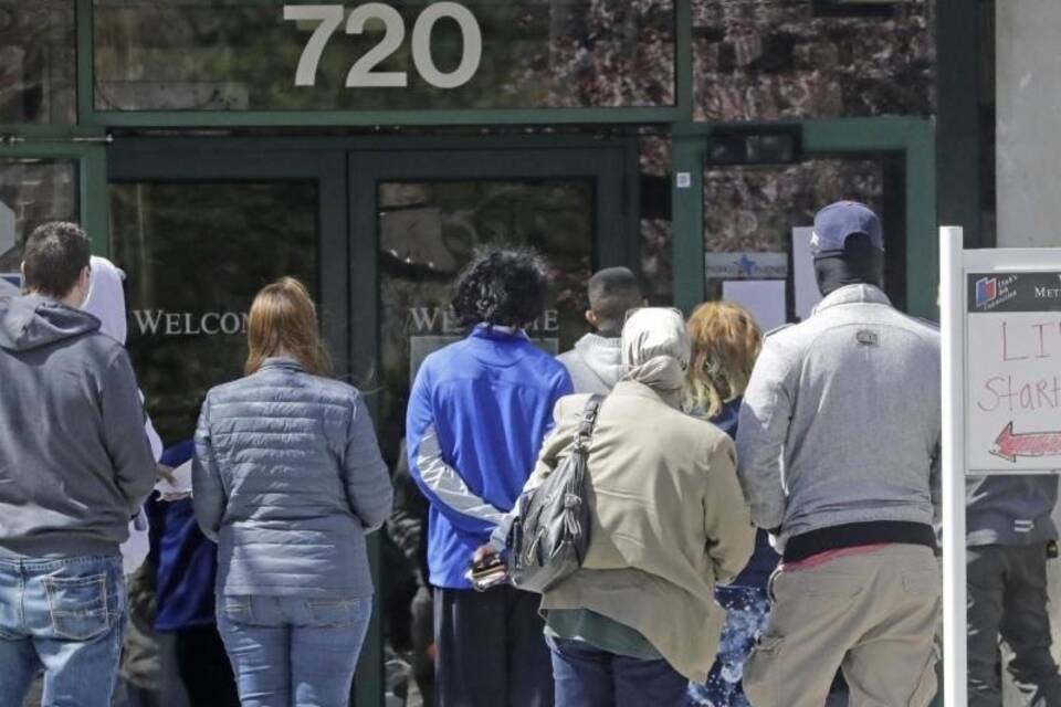 Menschen warten vor einem Arbeitsamt in den USA Menschen warten vor einem Arbeitsamt in den USA