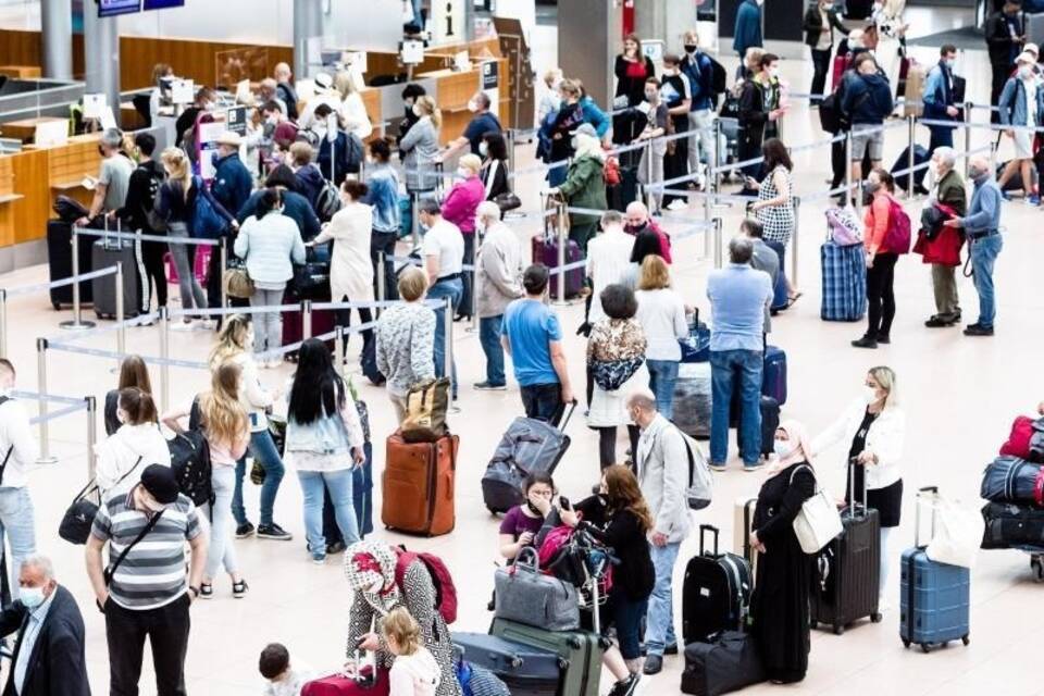 Flugreisende am Flughafen Hamburg