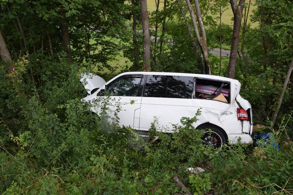 Ein VW-Bus kam bei Waibstadt von der Fahrbahn ab und prallte gegen einen Baum. Foto: Buchner