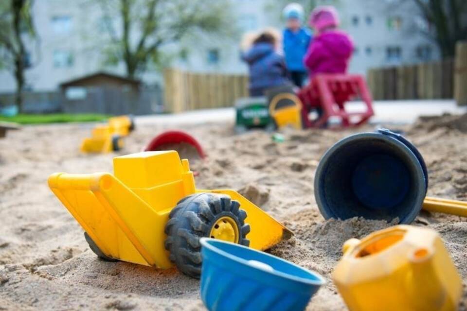 Kinder spielen in einer Kindertagesstätte Kinder spielen in einer Kindertagesstätte