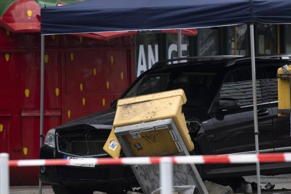 Auto fährt in Menschengruppe Auto fährt in Menschengruppe