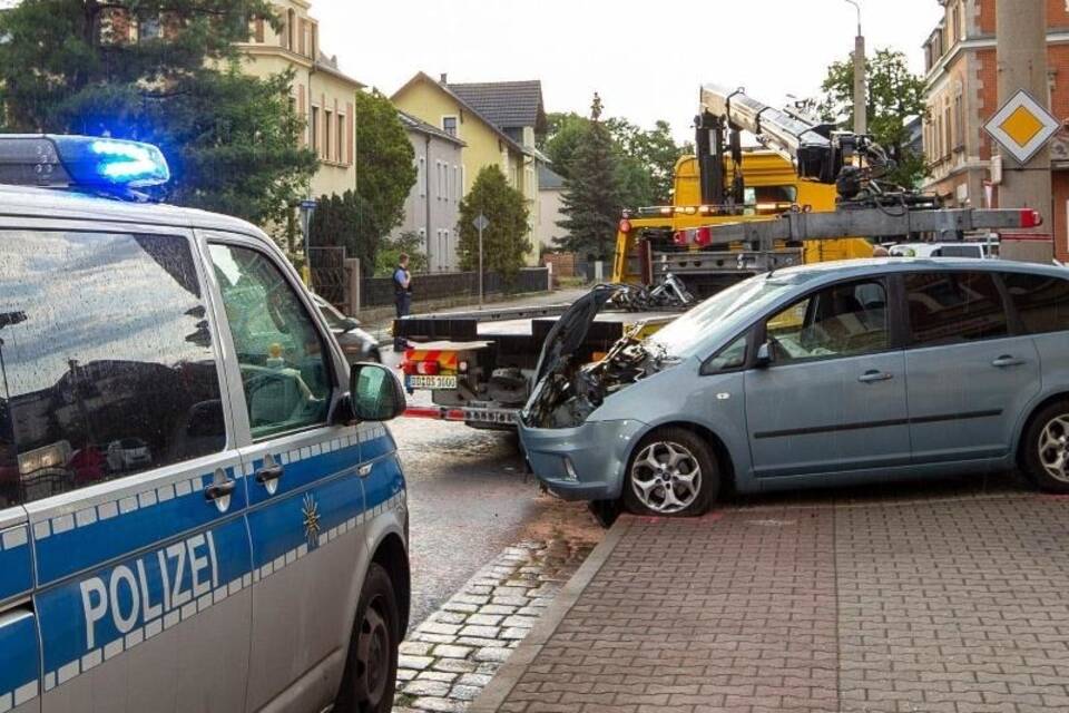 Pkw stößt mit Bus zusammen