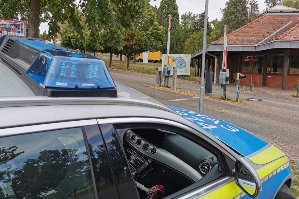 Polizeieinsatz vor dem PZN Wiesloch. Ein Mann hatte sich verschanzt. Foto: Marco Friedrich