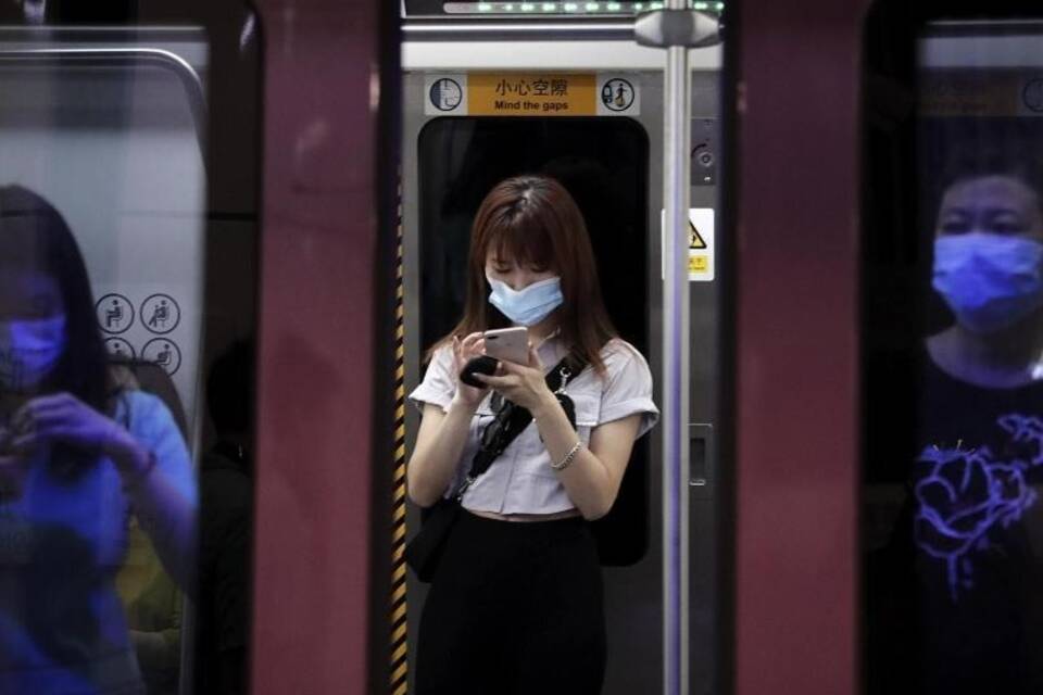 Menschen in der Pekinger U-Bahn tragen Mundschutz Menschen in der Pekinger U-Bahn tragen Mundschutz