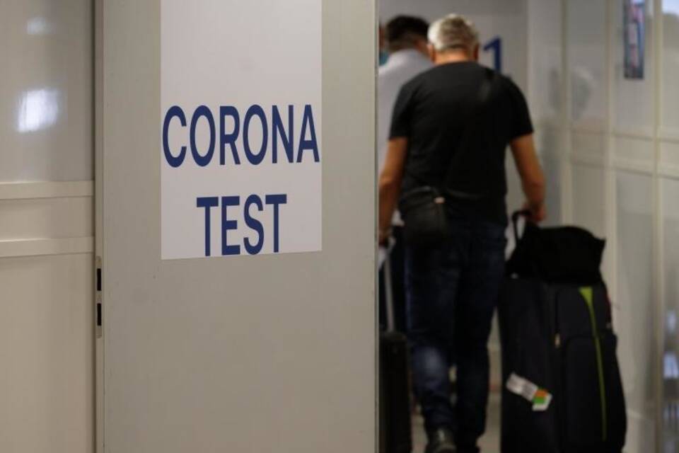 Corona-Testzentrum im Flughafen Düsseldorf Corona-Testzentrum im Flughafen Düsseldorf