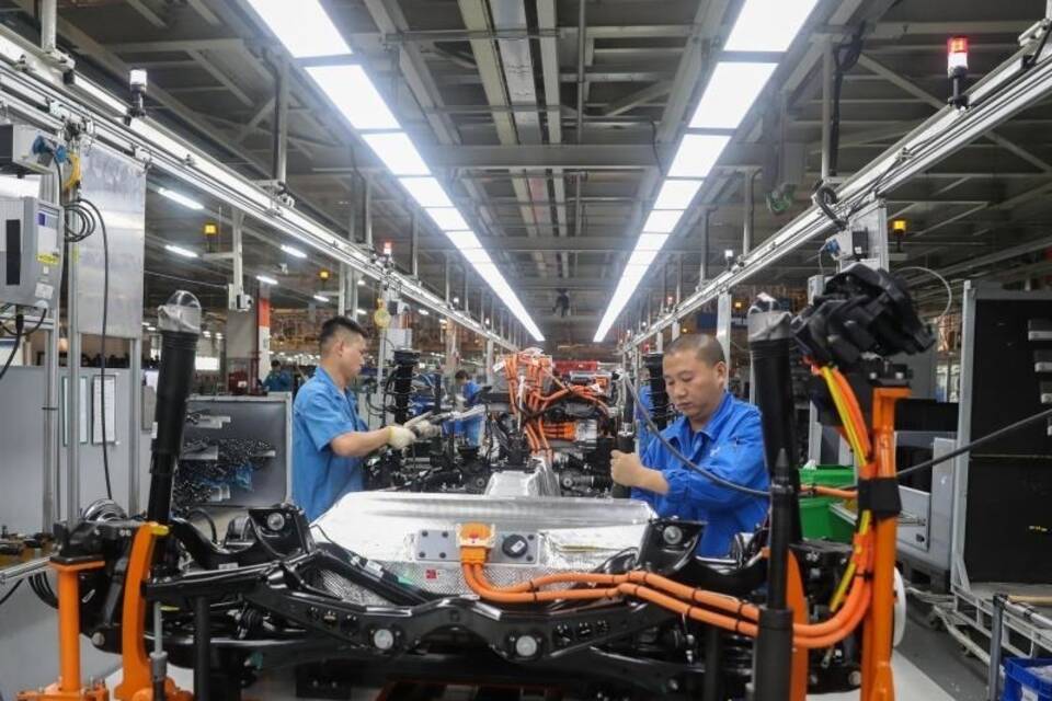 Eine Werkshalle von VW in Shanghai