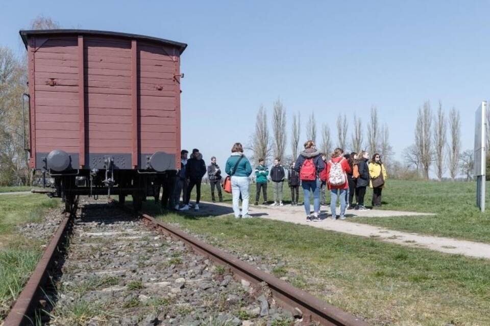 Zug der Reichsbahn in einer KZ-Gedenkstätte