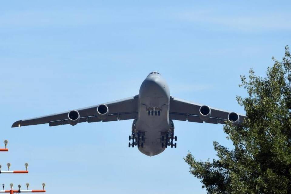 Ein US-Transportflugzeug starten von Spangdahlem Ein US-Transportflugzeug starten von Spangdahlem