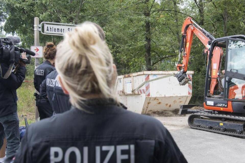 Ein Bagger in der Kleingartenkolonie