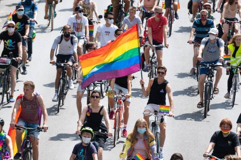 Regenbogenfahne beim CSD in Hamburg