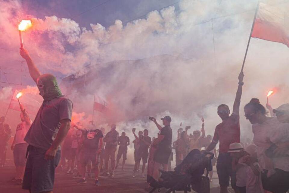 Menschen in Breslau gedenken des Warschauer Aufstands Menschen in Breslau gedenken des Warschauer Aufstands