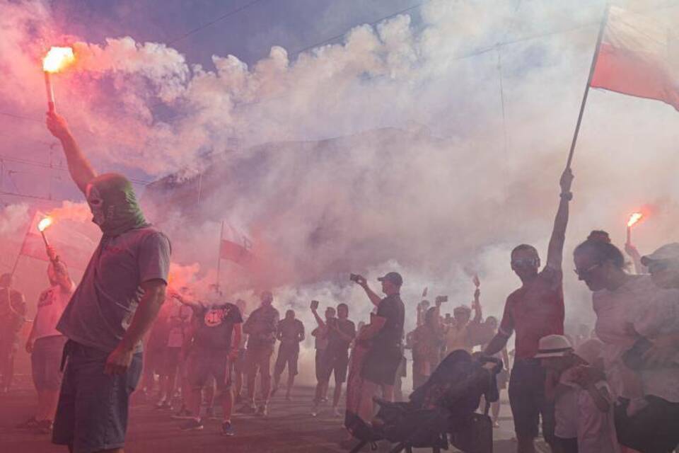 Menschen in Breslau gedenken des Warschauer Aufstands