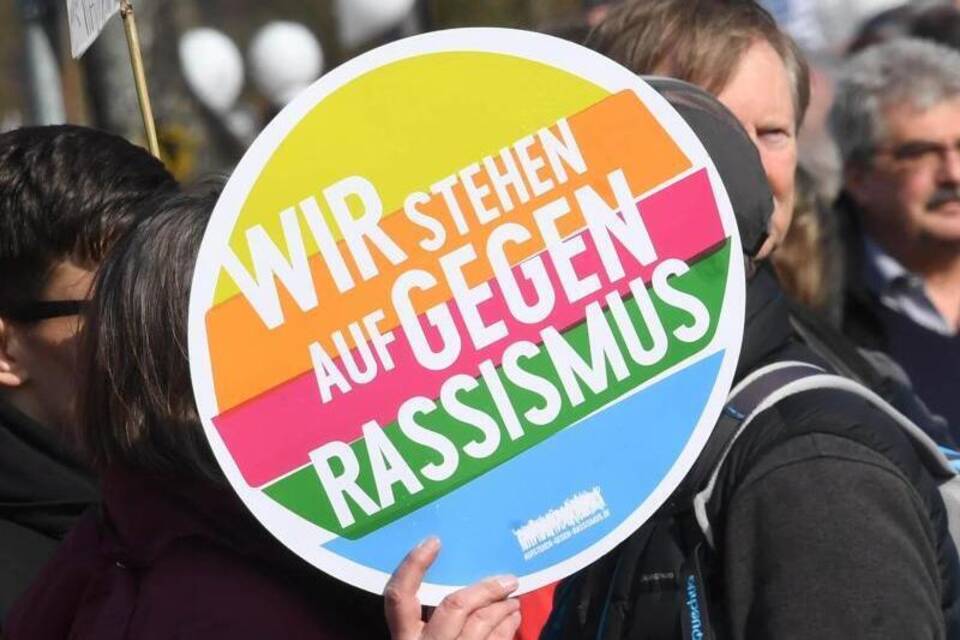 Schild gegen Rassismus Schild gegen Rassismus