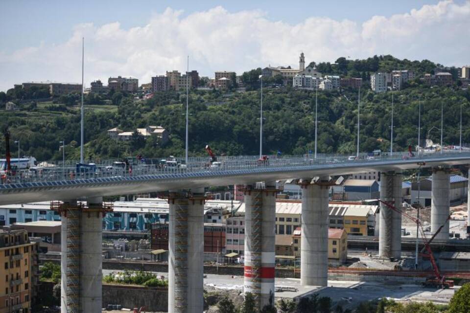 Brücke in Genua vor Eröffnung
