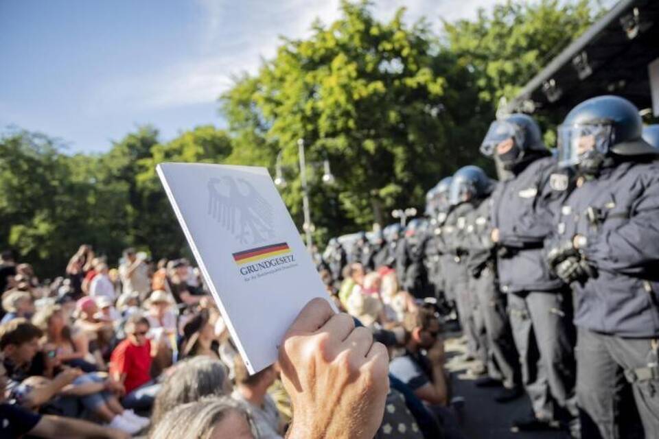 Demonstration Demonstration